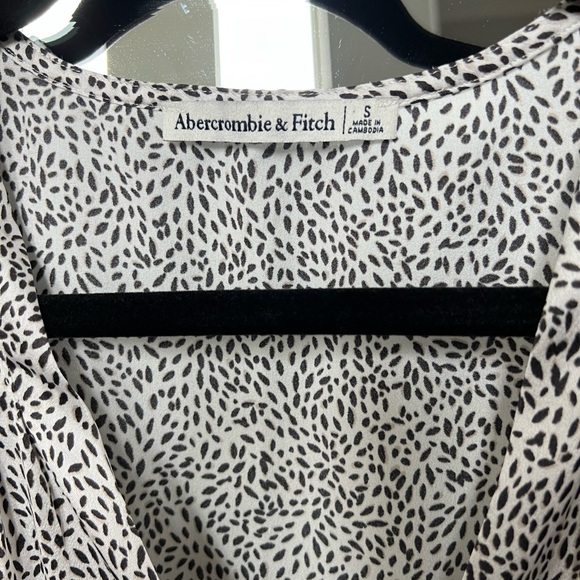 Abercrombie v neck bodysuit - Picture 2 of 4